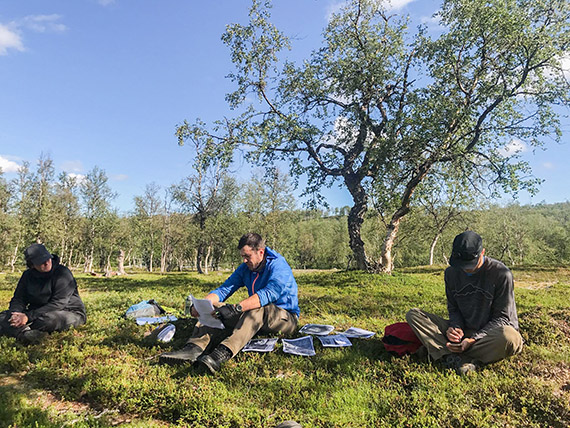 Studenten Dan Postolachi f&ouml;rel&auml;ser om det stora ledsystemet i svenska Arktis. Foto: Johanna Augustsson