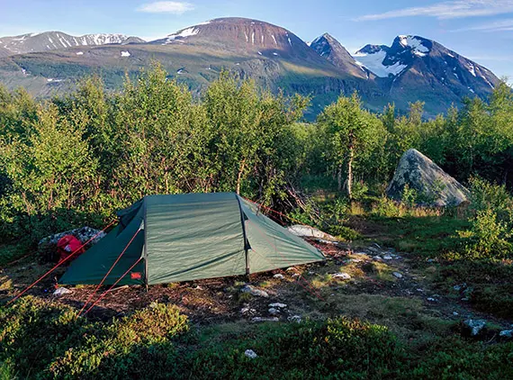 L&auml;raren Johanna Gr&ouml;nroos t&auml;ltplats vid Akkastugorna med massivet i bakgrunden. Foto: Johanna Gr&ouml;nroos