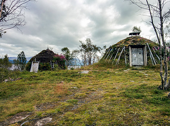 Den gamla kyrkk&aring;tan i nordsamisk stil i Vaisaluokta i Sirges sameby. Foto: Johanna Gr&ouml;nroos