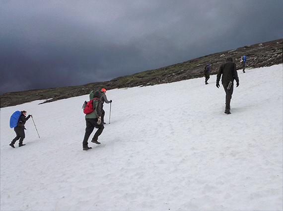 Leden mellan Kutjaurestugan och Vaisaluokta passerar en stor sn&ouml;lega som s&auml;llan sm&auml;lter bort. Foto: Oscar Hagbard