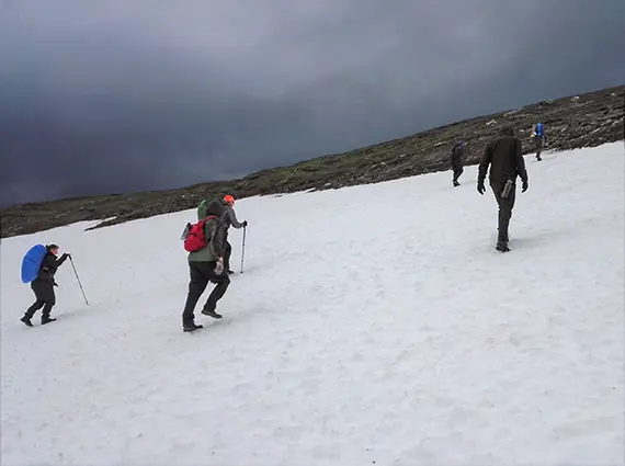 Leden mellan Kutjaurestugan och Vaisaluokta passerar en stor sn&ouml;lega som s&auml;llan sm&auml;lter bort. Foto: Oscar Hagbard