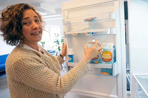 Karin Wendin tar juiceförpackning ur kylskåp