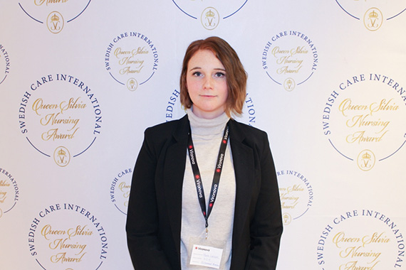 Studenten Maria Larsson f&aring;r Queen Silvia Nursing Award 2019.