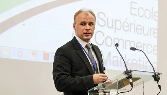 Alexander Kostyuk Alexander Kostyuk är inte bara affilierad professor vid HKR. Han har ett stort internationellt nätverk och driver också en framgångsrik förlagsverksamhet hemma i Ukraina.