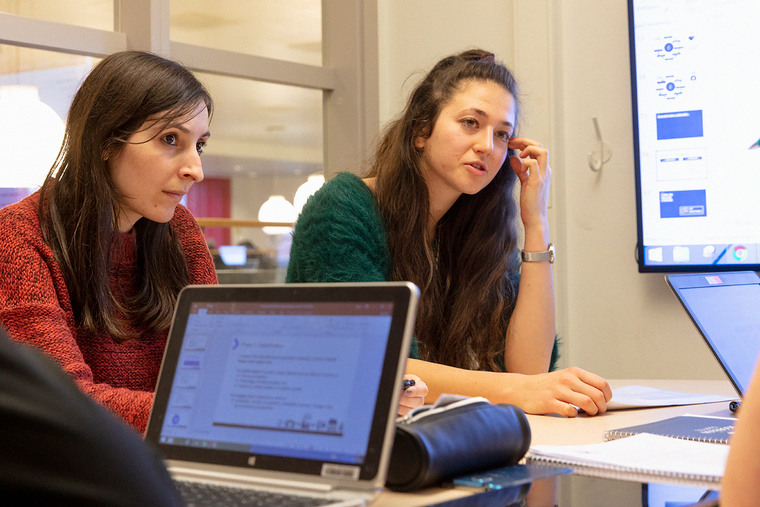 Två tjejer och en kille sitter i grupprum.