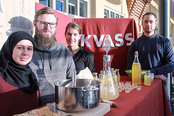 Zahraa Zein, Fredrik Andersson, Emelie Casserst&aring;l och Mattias Hansson laborerade med j&auml;st och rostning f&ouml;r att kalibrera karakt&auml;ren p&aring; sin kvass.