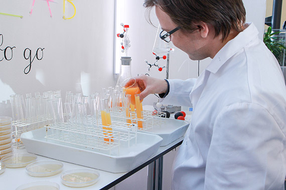 Marcus Johansson h&auml;ller upp vasslesodan/apelsinl&auml;sken i smakprovr&ouml;r.