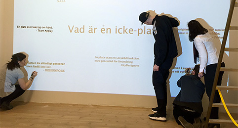 Studenter från Digital Designprogrammet förbereder utställningen WanderLost på temat non-places på Kristianstad Konsthall.