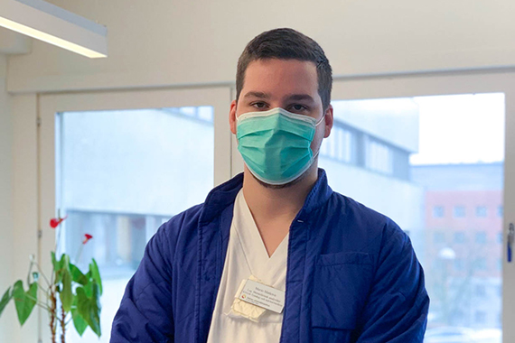 Mario jobbar som biomedicinsk analytiker