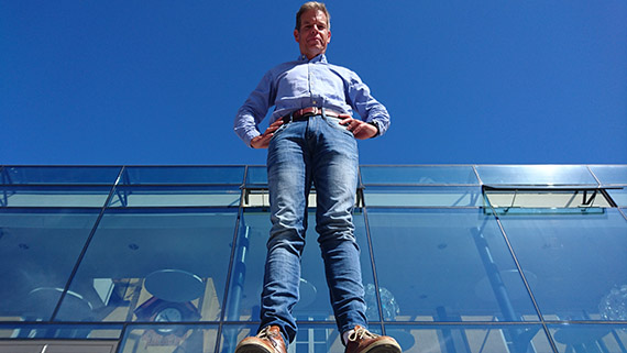 Fredrik Frisk framf&ouml;r Glashuset p&aring; H&ouml;gskolan Kristianstads campus.