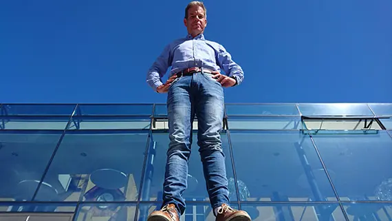 Fredrik Frisk Fredrik Frisk framför Glashuset på Högskolan Kristianstads campus.