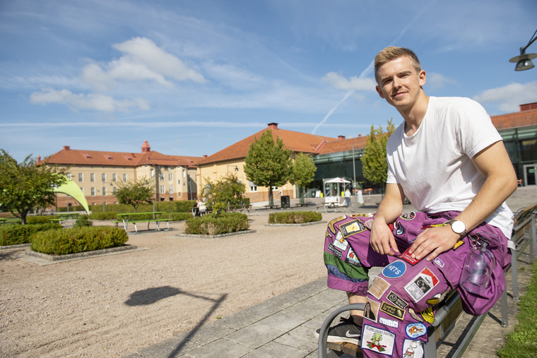 Kille i studentk&aring;rsoverall.