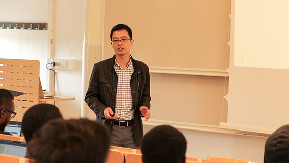 Yifan Wu undervisar internationella studenter i datavetenskap.