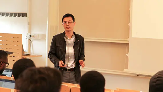 Yifan Wu undervisar internationella studenter i datavetenskap.