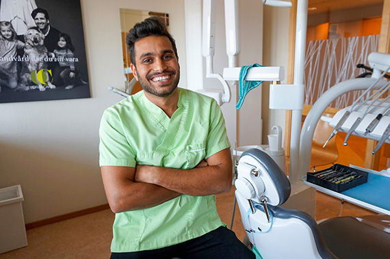 Det personliga m&ouml;tet &auml;r det jag uppskattar mest med detta yrke. Man bygger upp en l&aring;ngvarig relation med patienterna, menar Muntadher Dakhil.