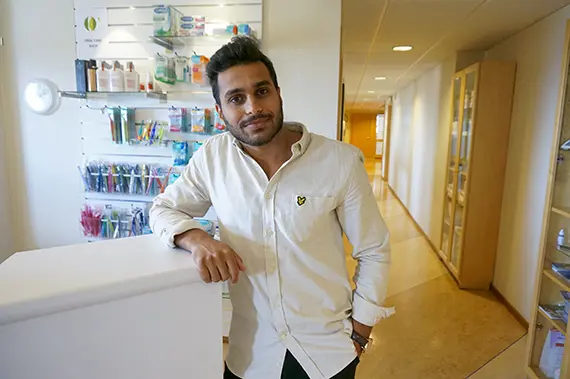 Det &auml;r viktigt att ha ett m&aring;l, men samtidigt ska man inte utesluta att andra saker dyker upp l&auml;ngs v&auml;gen, menar Muntadher Dakhil. Sj&auml;lv blev han, efter tre m&aring;nader som tandhygienist, erbjuden tj&auml;nsten som klinikchef.