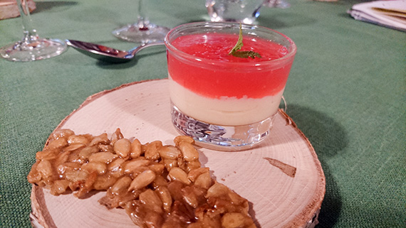 Pannacotta av palsternacka med syrlig rabarbers&aring;s och en kn&auml;ckig solroskrokant.