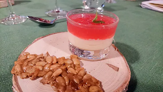Pannacotta av palsternacka med syrlig rabarbers&aring;s och en kn&auml;ckig solroskrokant.