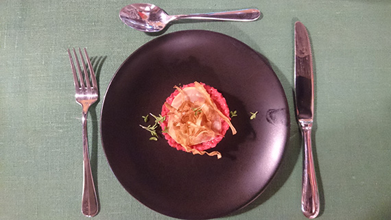 Risotto gjord p&aring; matvete, r&ouml;dbeta och getost med tillbeh&ouml;r av picklad gulbeta och friterad palsternacka.