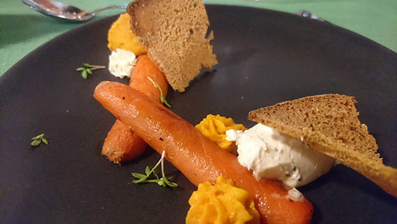 Rostade kavringschips med brynt morotspur&eacute;, ramsl&ouml;kskr&auml;m och ugnsrostad morot.