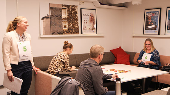 Studenterna trillar in en efter en och v&auml;ntar sin tur p&aring; audition.