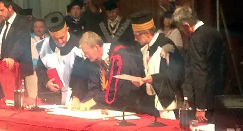 Rektor H&aring;kan Pihl skriver under Magna Charta Universitatum i Bologna i Italien.