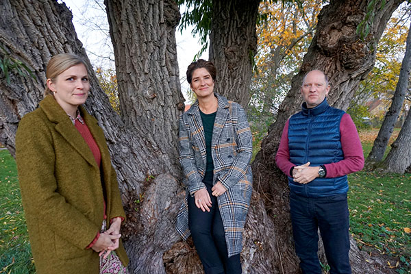 Lisa K&auml;llstr&ouml;m, Anna Bertram och Per Siljeklint utanf&ouml;r H&ouml;gskolan Kristianstad.