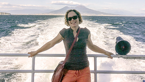 F&ouml;rfattaren med Vesuvius i fonden under en av hennes resor till Italien.