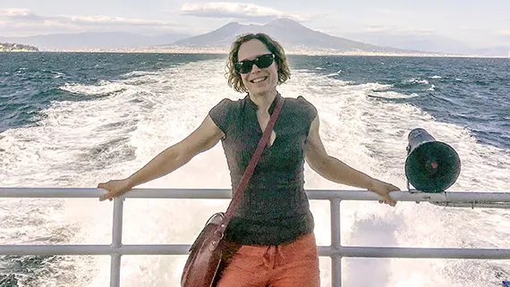F&ouml;rfattaren med Vesuvius i fonden under en av hennes resor till Italien.
