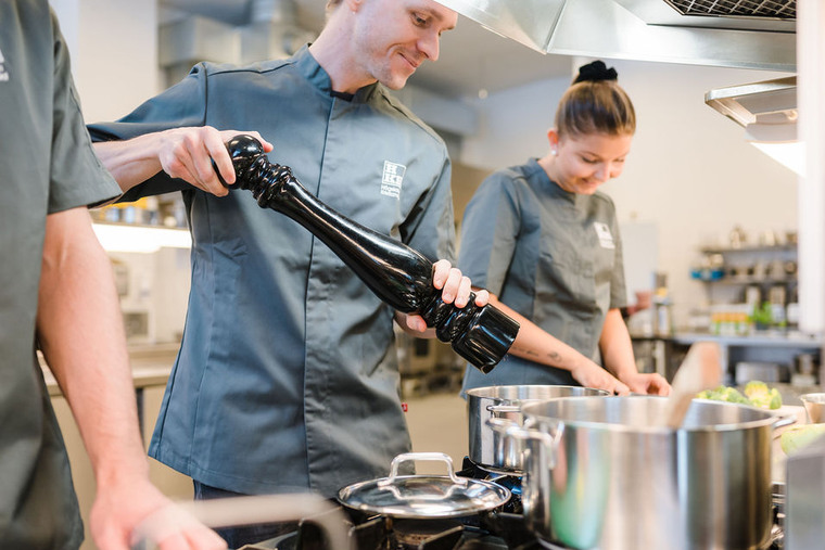 Gastronomistudenter lagar mat.