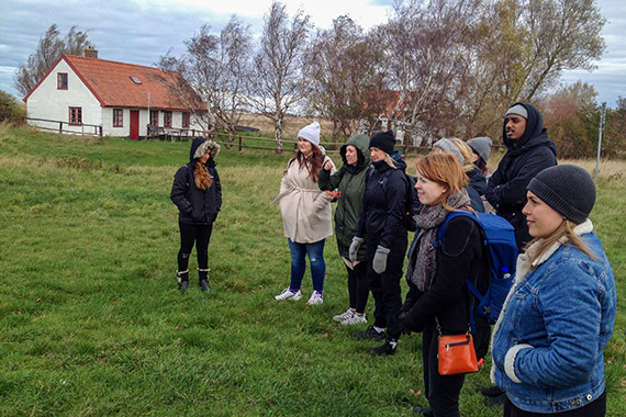 P&aring; &auml;ngen vid det vitputsade huset f&aring;r studenterna uppleva vad de tidigare bara kunnat studera p&aring; kartor.