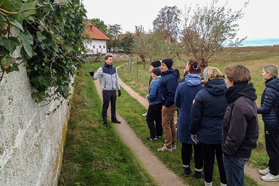 Projektledaren Erik Andersson fr&aring;n Vellinge kommun visar studenterna var skyddsvallarna planeras p&aring; Falsterbon&auml;set.
