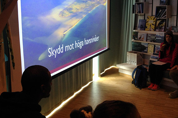 Inne p&aring; Naturum presenterar projektledaren Erik Andersson kartor med b&aring;de riskprognoser och skyddsvallsplanering f&ouml;r Skan&ouml;r, Falsterbo, H&ouml;llviken och Ljunghusen.