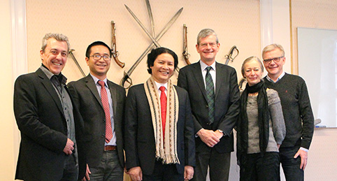 Gruppbild på när dekanen Thao Tran kom på besök