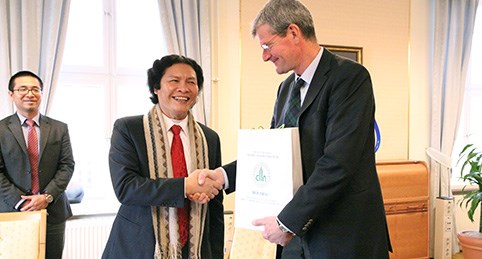 Phan Cao Tho och Håkan Pihl skakar hand och överlämnar gåvor