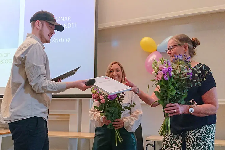 Malin Sundstr&ouml;m och Helena Tassidis  tar emot diplomen av Ludvig Alm fr&aring;n V&aring;rdf&ouml;rbundet Student.