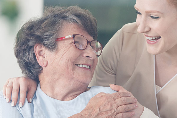 &Auml;ldre person i social kontakt.