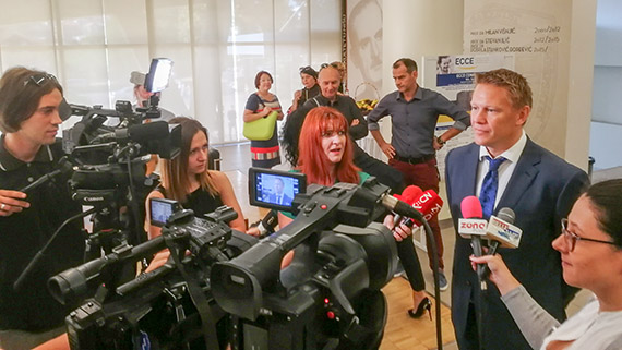 Martin Persson m&ouml;ter media under invigningen av konferensen i serbiska Ni&scaron;.