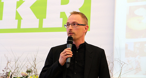 Anders Jönsson på scen och berättar om sitt intresse