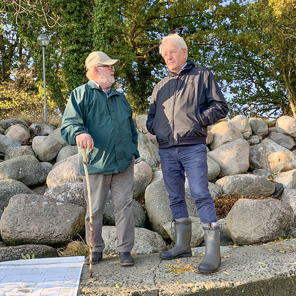 &Aring;ke J&ouml;nsson (v&auml;nster) donerade 17&nbsp;000 kr till Leaderprojektet f&ouml;r att m&ouml;jligg&ouml;ra skolbarnens bussresor, h&auml;r i samtal vid kajkanten med Jan Rejdnell, ordf&ouml;rande f&ouml;r Barn- och utbildningsn&auml;mnden i Simrishamns kommun.