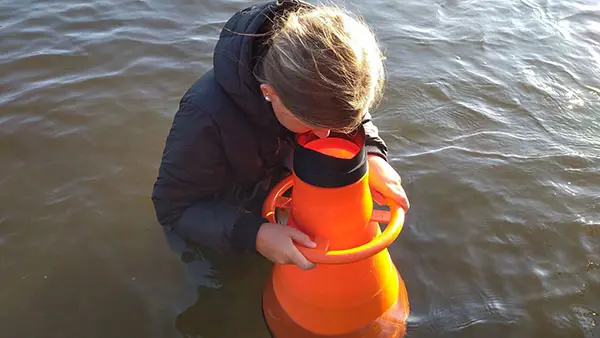Med vattenkikare g&aring;r det att studera livet p&aring; botten.