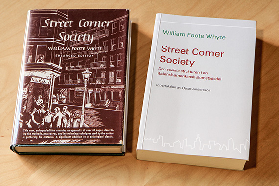 Street Corner Society, en utökad originalutgåva och Oscar Anderssons svenska översättning.