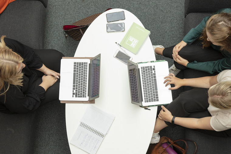 Bild på studenter i soffa