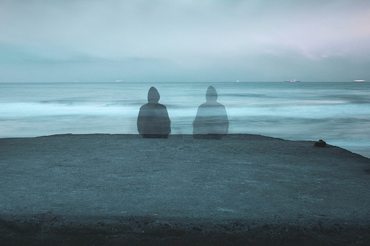 Ensam ungdom vid havet.