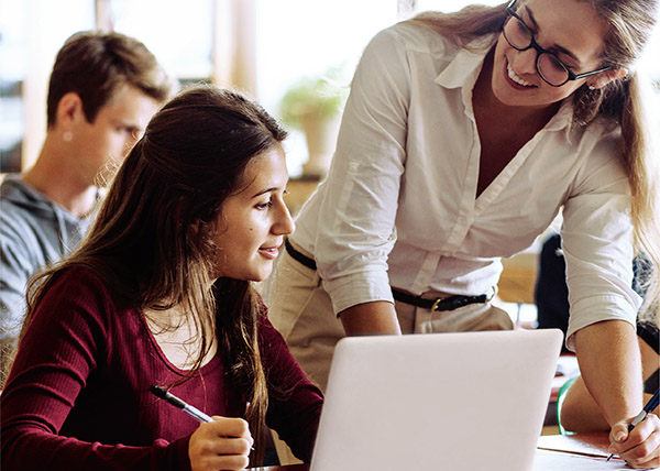 Student och lärare i klassrum.