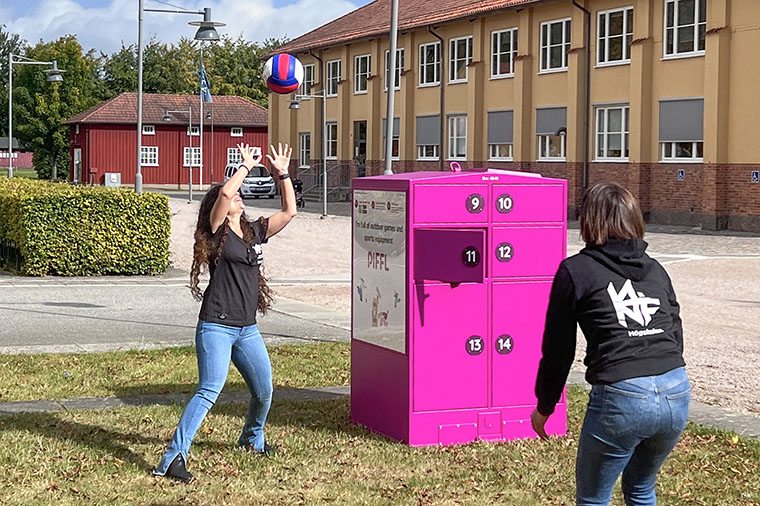 Hiva Moghaddam och Yana Zlatanova fr&aring;n H&ouml;gskolan Kristianstad IF testar volleybollen. Beachvolleybollplan finns p&aring; norra delen av campus.
