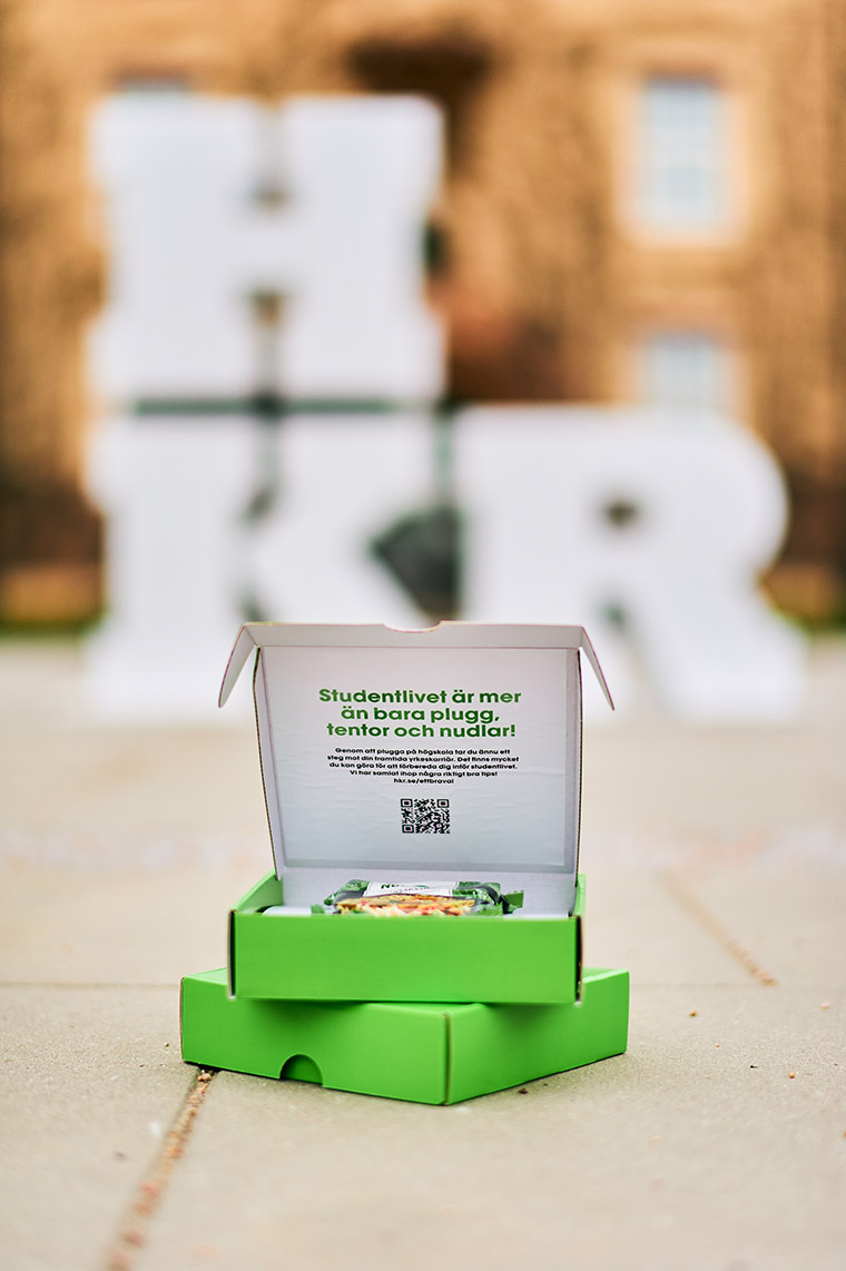 Nudelpaketet som skickades till presumtiva studenter framf&ouml;r HKR-versalerna.