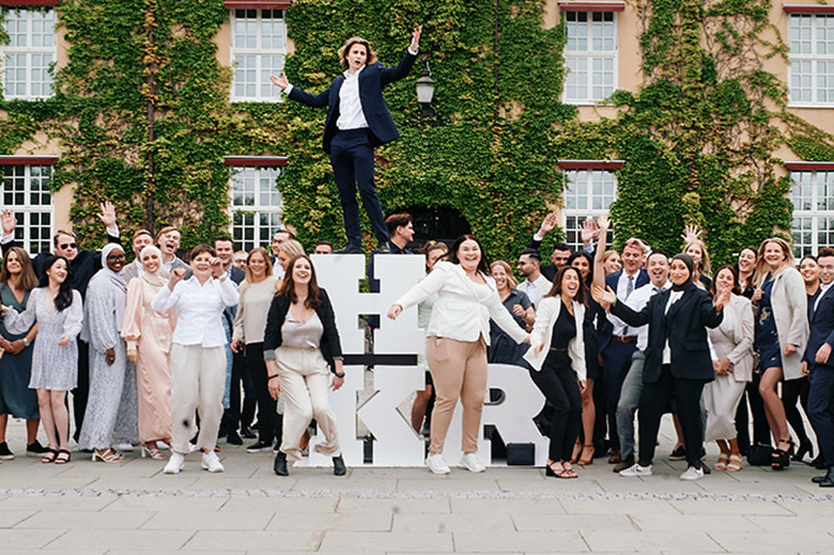 Studenter tillsammans med HKR-bokst&auml;verna.