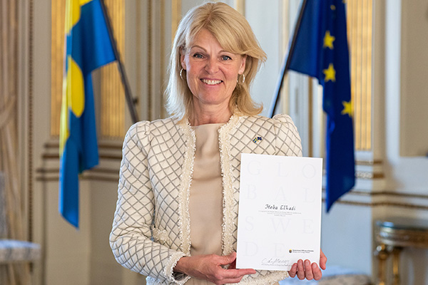 Anna Hallberg, Minister for Foreign Trade, with Heba Elkadi's diploma.