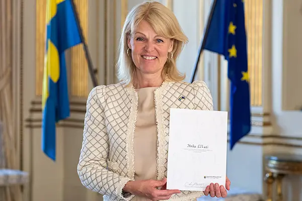 Anna Hallberg, Minister for Foreign Trade, with Heba Elkadi's diploma.